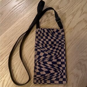 NEW with tags BAGGU Crossbody Bag One Size Beige Navy Trippy Checker Phone Sling